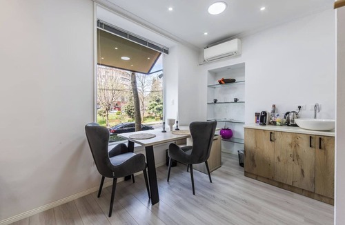 Blloku Apartment | Central Comfy Spot | Studio for 2 with Wi-Fi by PikHost