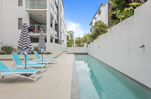 Kelvin Grove Apartment | Central Cosy 2-Bed with Pool and near QUT & CBD