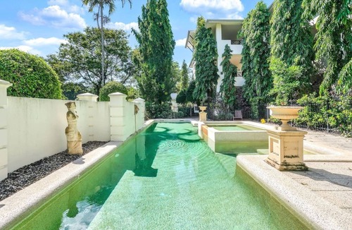 Cairns North Apartment | Central Park - City Fringe- Luxury 3BR Apartment | Pool, Balcony & CBD Fringe