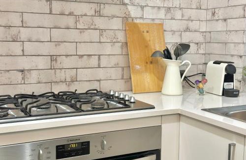 East Victoria Park Villa | Central Vic Park Gem - Walk to Food Strip and More