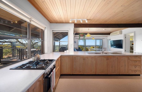 Newee Creek Ski Chalet | Chalet overlooking valley & ocean 15min to beach, alfresco dinning, 8m fireplace