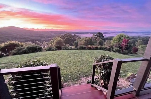 Newee Creek Ski Chalet | Chalet overlooking valley & ocean 15min to beach, alfresco dinning, 8m fireplace