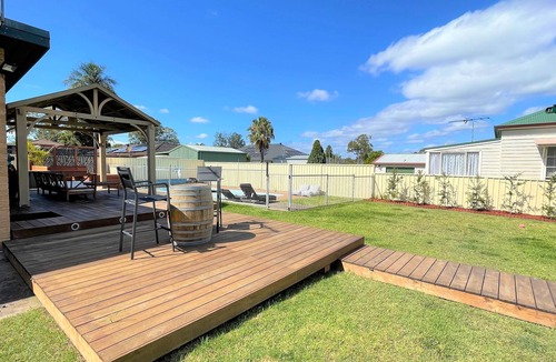 Heddon Greta House | Champagne by the Pool - Gateway to the Hunter Valley