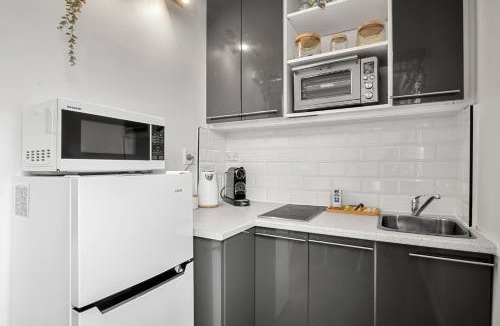 St Kilda West Apartment | Charming 1-Bed with Fireplace by the Beach