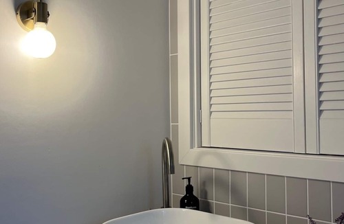 Scotts Head Apartment | Charming 1 bedroom apartment by the sea - 4 mins from everything