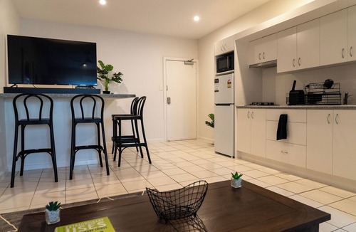 Hamilton Apartment | Charming 2 Apartments in delightful Islington with AC, Balcony & Wifi.