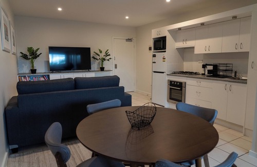 Hamilton Apartment | Charming 2 Apartments in delightful Islington with AC, Balcony & Wifi.