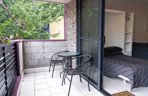 Hamilton Apartment | Charming 2 Apartments in delightful Islington with AC, Balcony & Wifi.