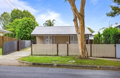Mitchelton House | Charming 2-Bed Cottage Near Local Shops