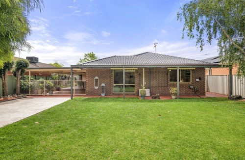 Werribee House | Charming 3-Bed Family Home with Amazing Garden