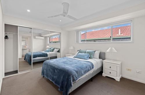 Wynnum House | Charming 4Bedroom Home Near Train Station and Beaches