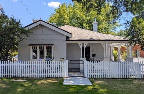 Bathurst House | Charming Bathurst Bungalow on Leafy Street