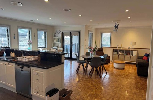 Bell Post Hill Villa | Charming Bay-View Stay near Geelong Ring Road