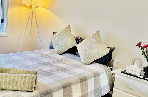 St. Albans Apartment | Charming bedroom in Saint Albans with WiFi Shared bathroom