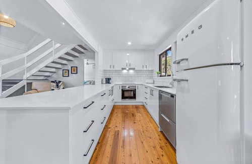 Cannonvale House | Charming Coastal Cottage - Pet Friendly, Boat Parking, Walk to Beach & Shops