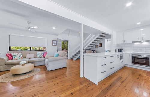 Cannonvale House | Charming Coastal Cottage - Pet Friendly, Boat Parking, Walk to Beach & Shops