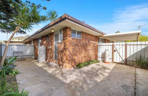 Urunga House | Charming Coastal Retreat: Modern Unit in Urunga with Easy Lido & beach Access