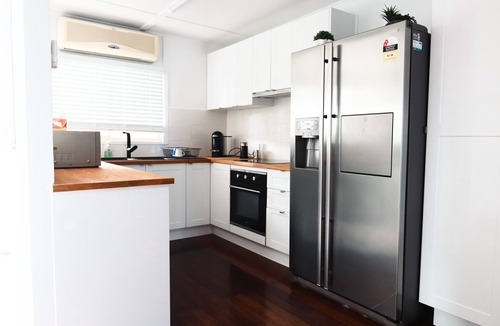 Nambour House | Charming Cottage Pet Friendly - Steps to Town