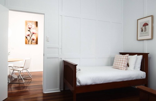 Nambour House | Charming Cottage Pet Friendly - Steps to Town