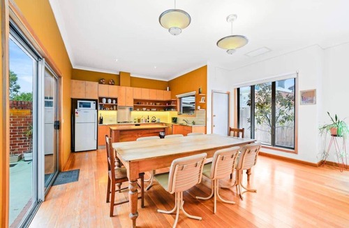 Brunswick House | Charming Double Brick Brunswick Bungalow for 4