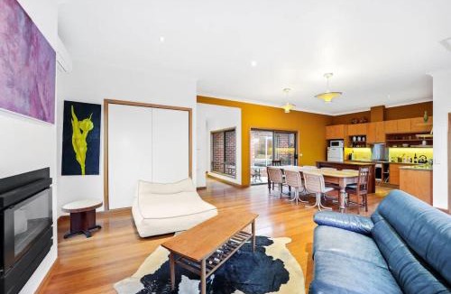 Brunswick House | Charming Double Brick Brunswick Bungalow for 4