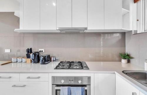 Burnside Apartment | Charming Modern Retreat with Scenic View - Burnside