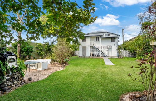Mundingburra Apartment | Charming Queenslander Retreat in Leafy Mundingburra – Private Upstairs Stay