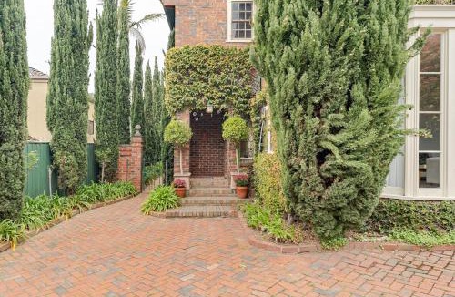 Kew House | Charming Red Brick Estate in Kew 5BR & Playhouse