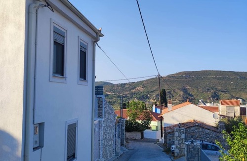 Mitilinii Apartment | Charming renovated apartment with kitchen and garden in lovely ΜΥΤΗΛΙΝΙΟΙ withAC