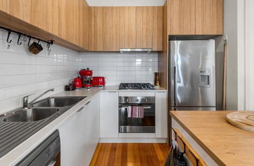 Brunswick North House | Charming Retro Townhouse in Vibrant Coburg