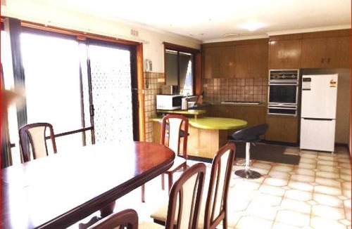 Werribee House | Charming Three-Bedroom Holiday Home Near Tourist Attractions