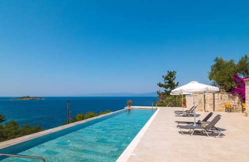 Katsimatika Villa | Charming Villa with 20m Infinity Pool & Sea Views near Beach
