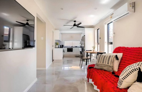Kingswood House | Cheerful 13 Bedrooms with free Parking