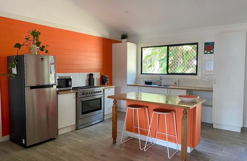 Brisbane Waterfront House | Cheerful 3 bedroom home in bush setting