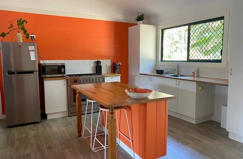 Brisbane Waterfront House | Cheerful 3 bedroom home in bush setting