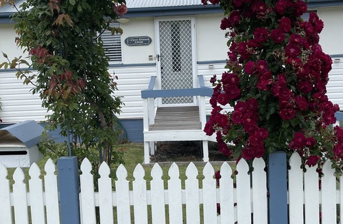 Stanthorpe House | Cherry Blossom Cottage- country Charm with Spa