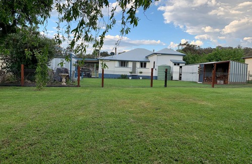 Stanthorpe House | Cherry Blossom Cottage- country Charm with Spa