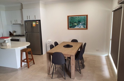 Mildura House | Cherry Villa 3: Luxurious 3BR Inner City Townhouse. Free WIFI.