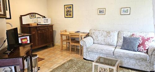 Pokolbin Apartment | Chez Vous French Spa Villa 2