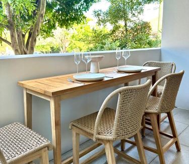 Randwick Apartment | Chic 1BR Walk to Coogee Sands & Hospital