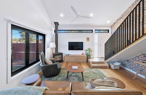 Petersham House | Chic Mezzanine Guest House with Modern Amenities
