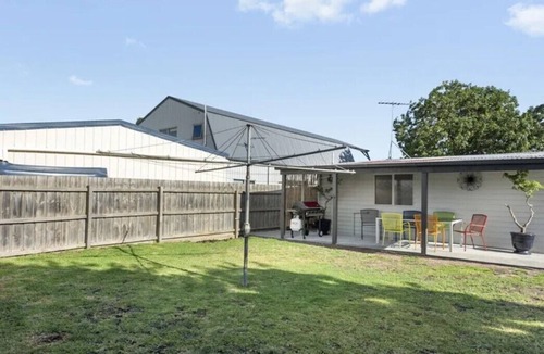 Portarlington House | Chill at the Igloo cottage - 100m walk to beach