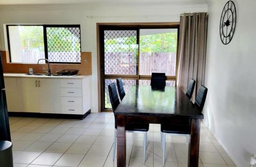 Manunda House | Chill out space close to town
