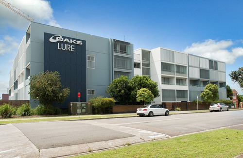 Nelson Bay Apartment | Chillin at Oaks, Centre of Nelson Bay with a pool. Mid Week Stay Special now on.