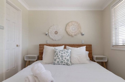 Mona Vale House | Choose your Beach from this Resort Style Getaway