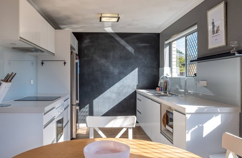 Lutwyche House | City Fringe Retreat Parkland Views Walk to Everything!