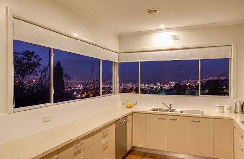 Mount Stuart Apartment | City Lights Spacious walk to restaurant strip