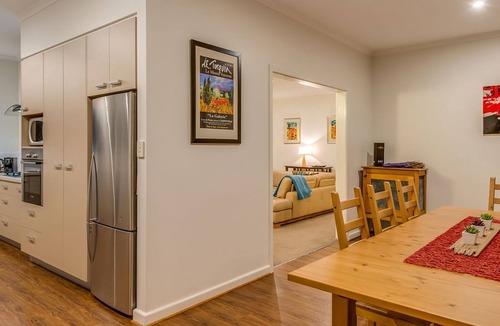 Mount Stuart Apartment | City Lights Spacious walk to restaurant strip