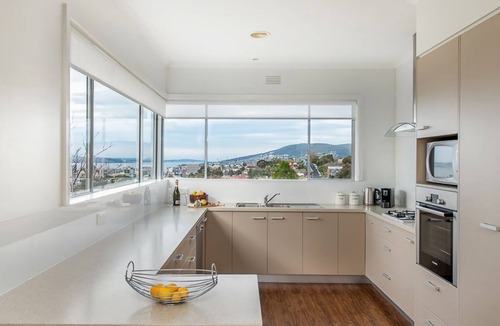 Mount Stuart Apartment | City Lights Spacious walk to restaurant strip