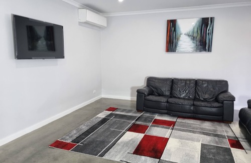 Helena Valley House | City View 3 Bedrooms & Work from Home Office, close to airport